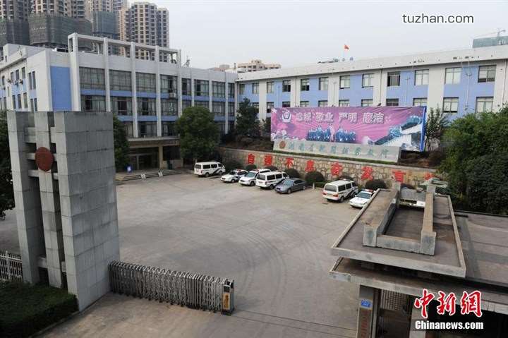 長(zhǎng)沙市坪塘勞動(dòng)教養(yǎng)管理所采購(gòu)我公司定制生產(chǎn)的11KW二用一備自來(lái)水加壓泵站一套，本設(shè)備供水范圍為5公里，供水人數(shù)為3600人，目前本自來(lái)水加壓泵站運(yùn)行平穩(wěn)，高效節(jié)能，受到了管理所的一致好評(píng)！